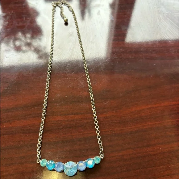 Elegant Crystal Necklace - Picture 2 of 3